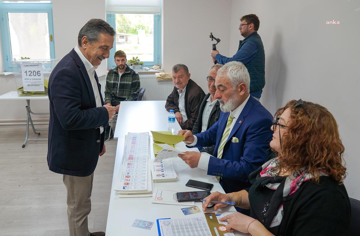 Tepebaşı Belediye Başkanı Ataç, Eşi ve Kızı ile Birlikte Sandık Başına Gitti