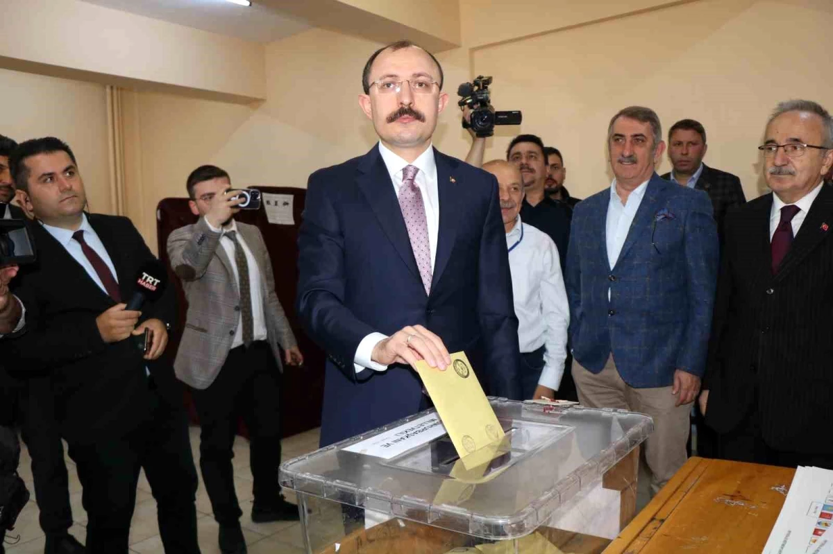 Ticaret Bakanı Mehmet Muş, oy kullanma işlemini gerçekleştirdi