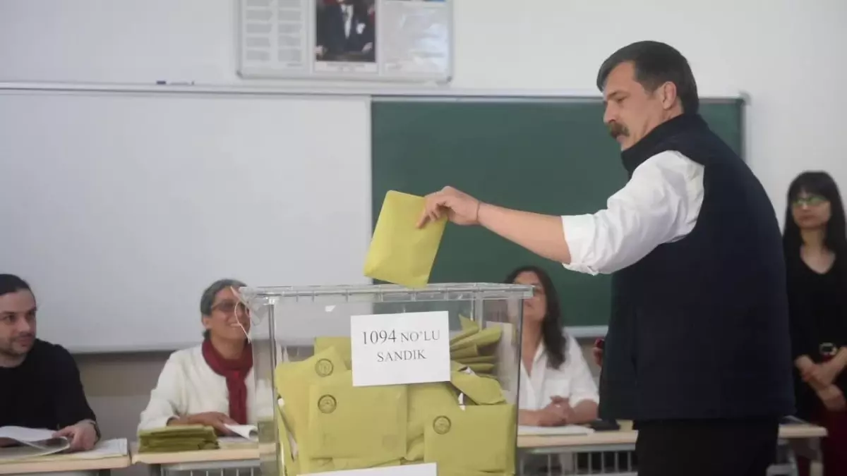 TİP Genel Başkanı Erkan Baş oyunu Kadıköy\'de kullandı