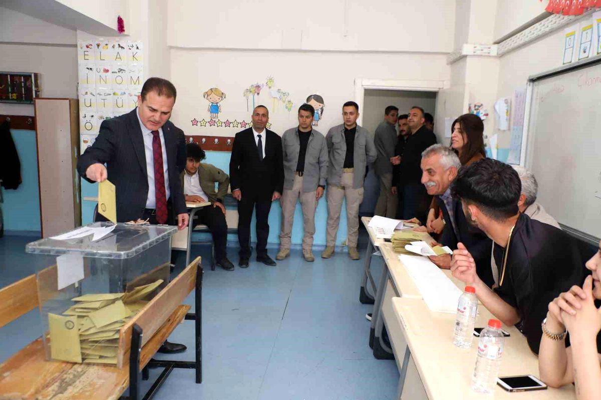 Hakkari Valisi ve Belediye Başkan Vekili İdris Akbıyık Oyunu Kullandı