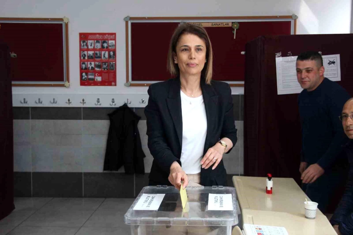 Nevşehir Valisi İnci Sezer Becel oy kullandı