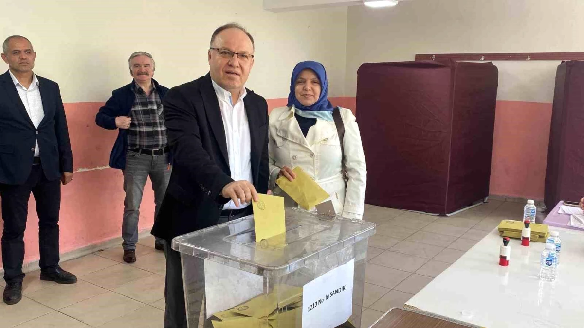 Zonguldak Valisi Mustafa Tutulmaz ve eşi Fatma Tutulmaz oy kullandı