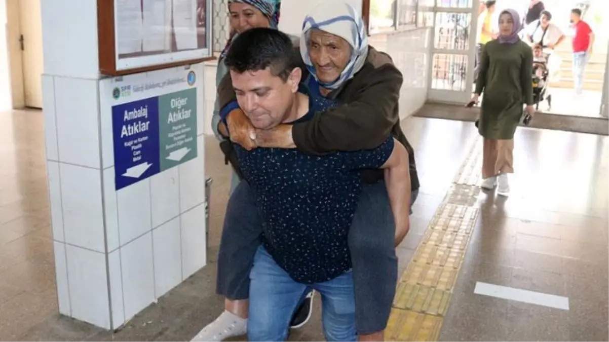 Yardım isteyen 90 yaşındaki kadını oy kullanmaya sırtında götürdü