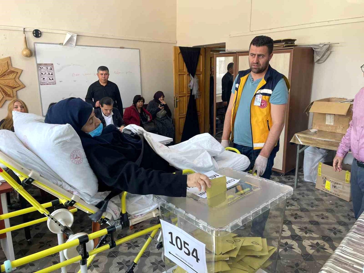 Manisa Kula\'da Yatağa Bağımlı Hastalar Ambulanslarla Oy Kullanacakları Okullara Taşınıyor