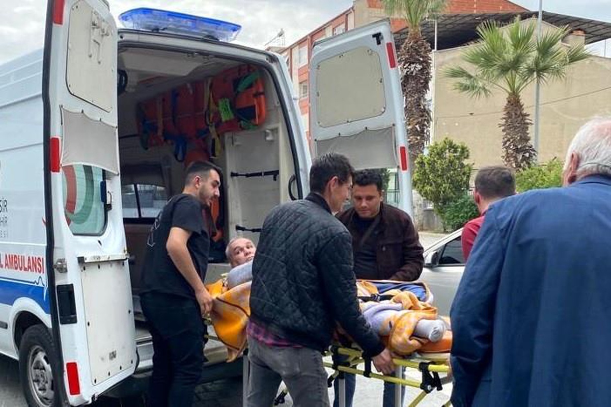 Yatağa bağımlı vatandaş oy kullanacağı okula sedye ile getirildi