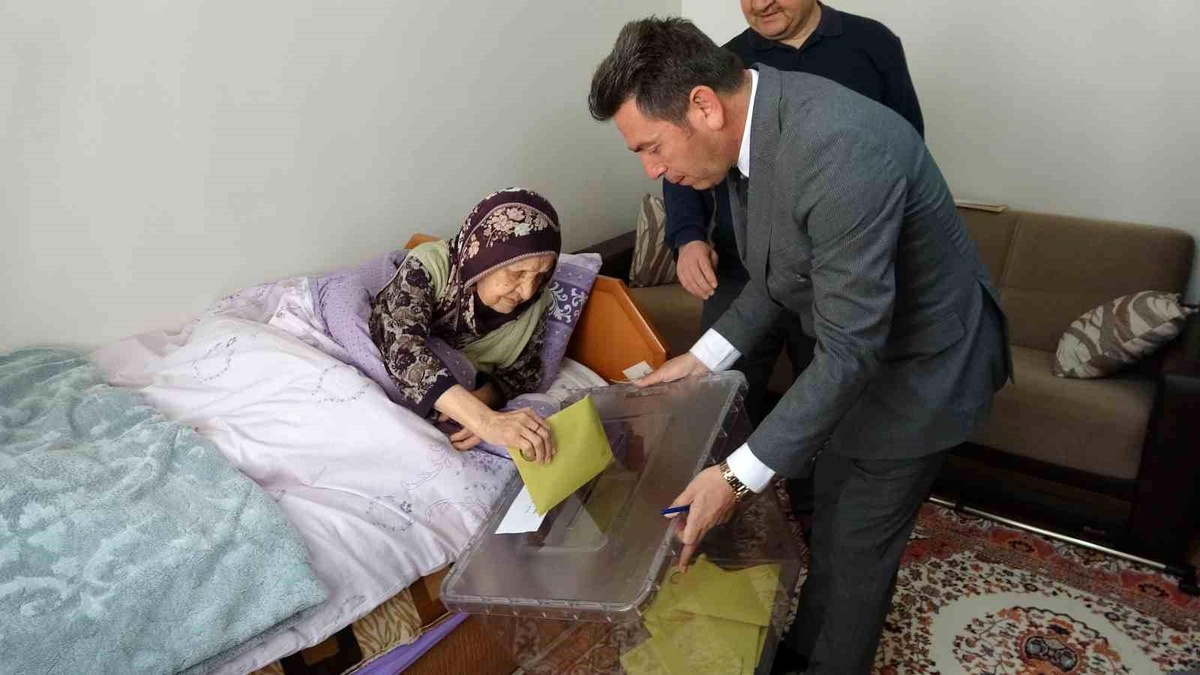 Yozgat\'ta hastalar ve engelliler seyyar sandıkta oy kullandı