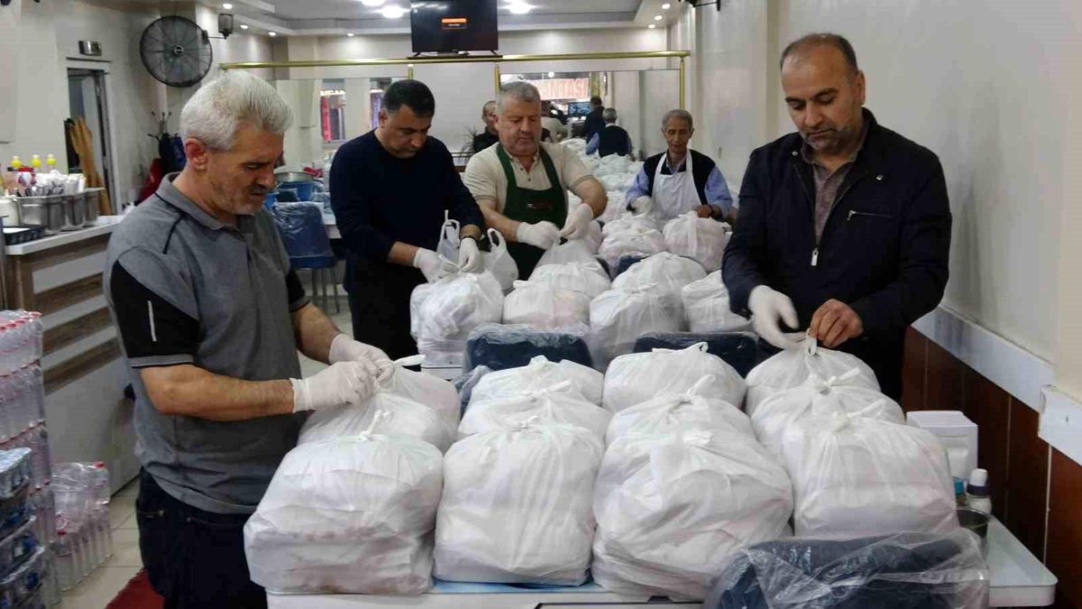 Hakkari\'de sandık görevlileri için gönüllüler tarafından yemek hazırlandı