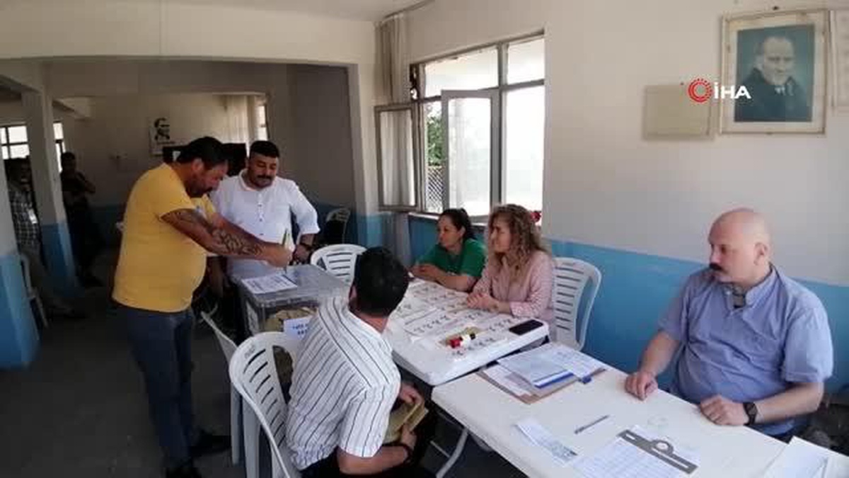 Zavadanak Dayı sandık görevlilerini güldürdü