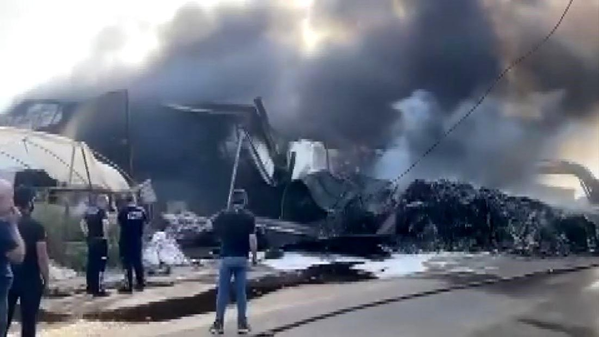 Antalya\'da Geri Dönüşüm Tesisi Yangını