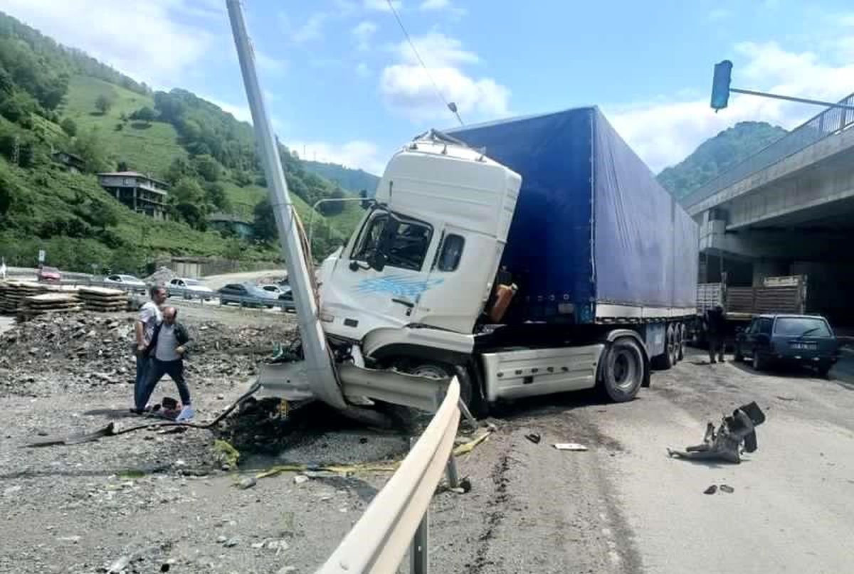 Artvin Hopa\'da freni patlayan tır kaza yaptı, 3 kişi yaralandı