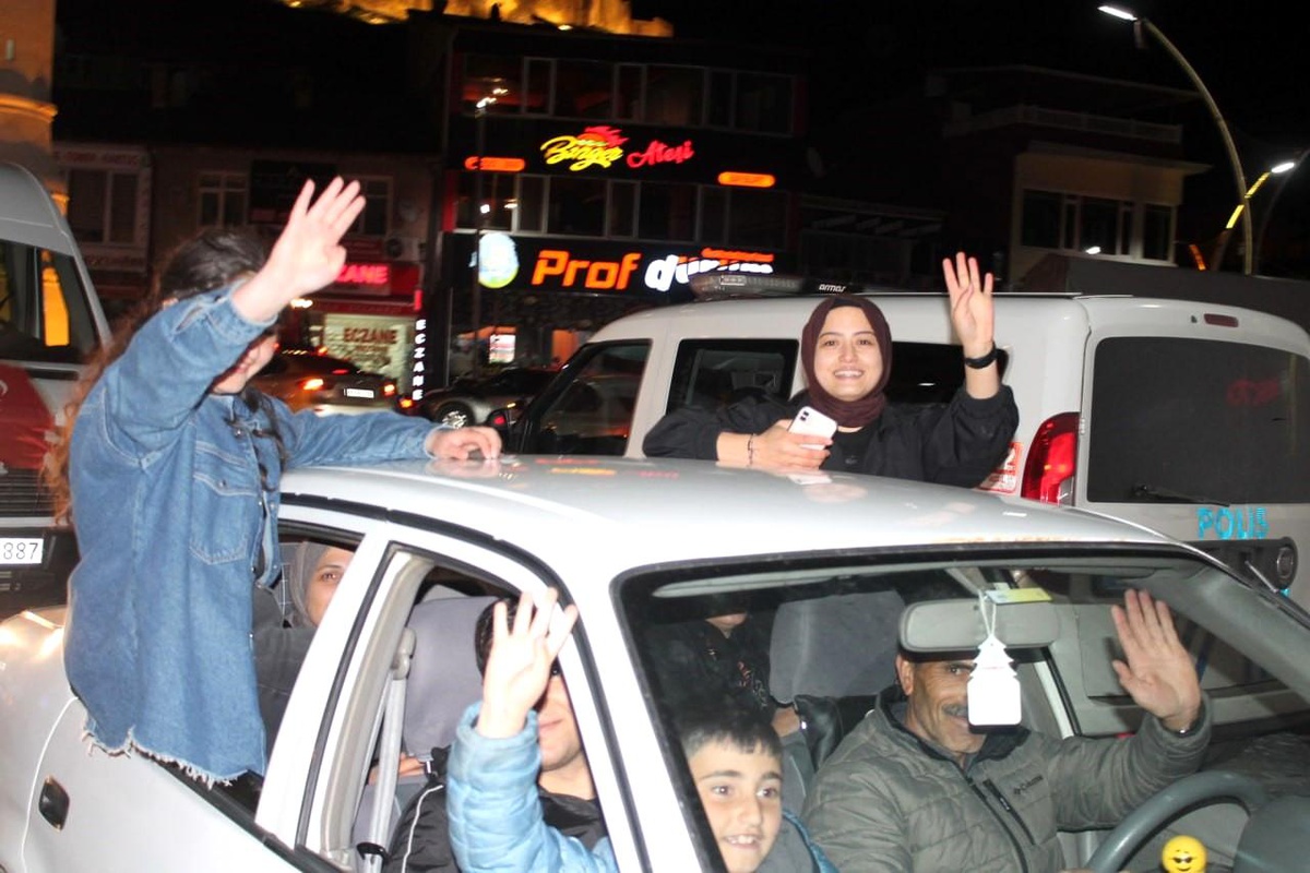 Bayburt\'ta Cumhurbaşkanı Erdoğan\'ın rekor oy alması kutlandı