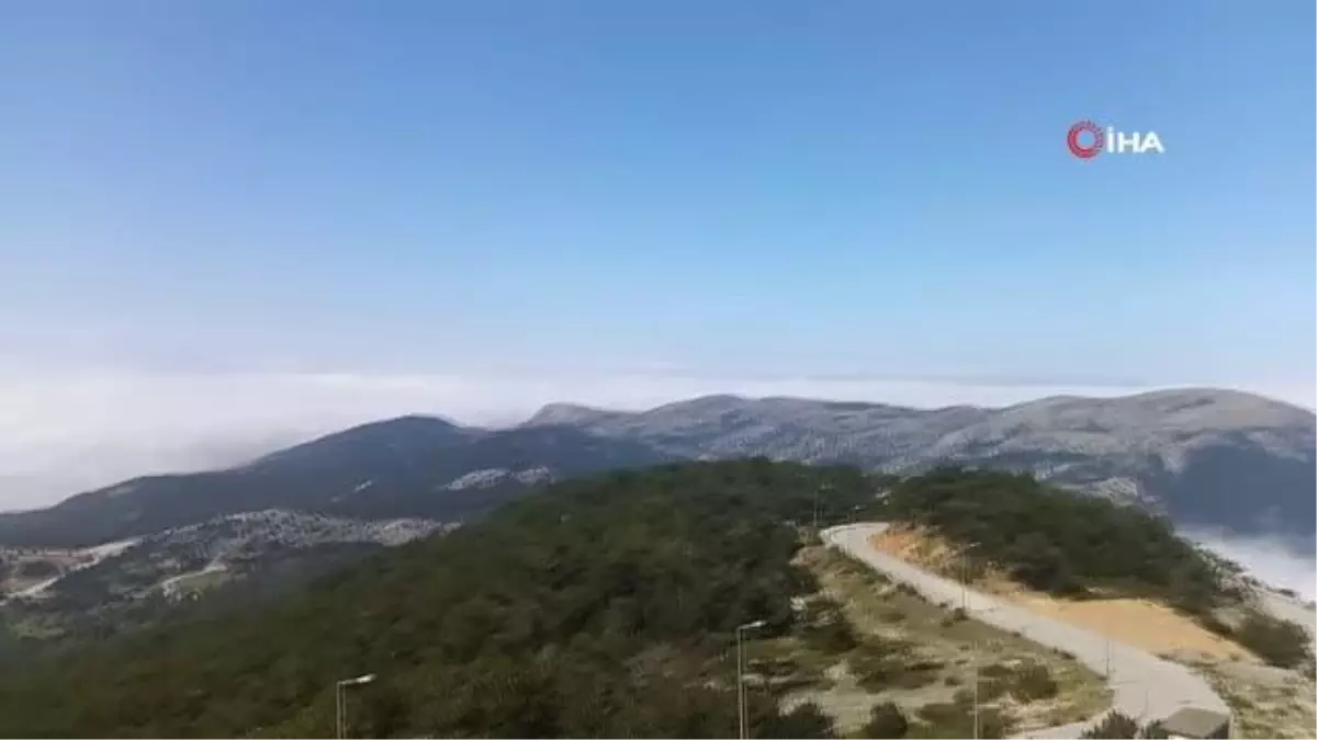 Spil Dağı'nın bulutlarla kaplanması görsel şölen oluşturdu