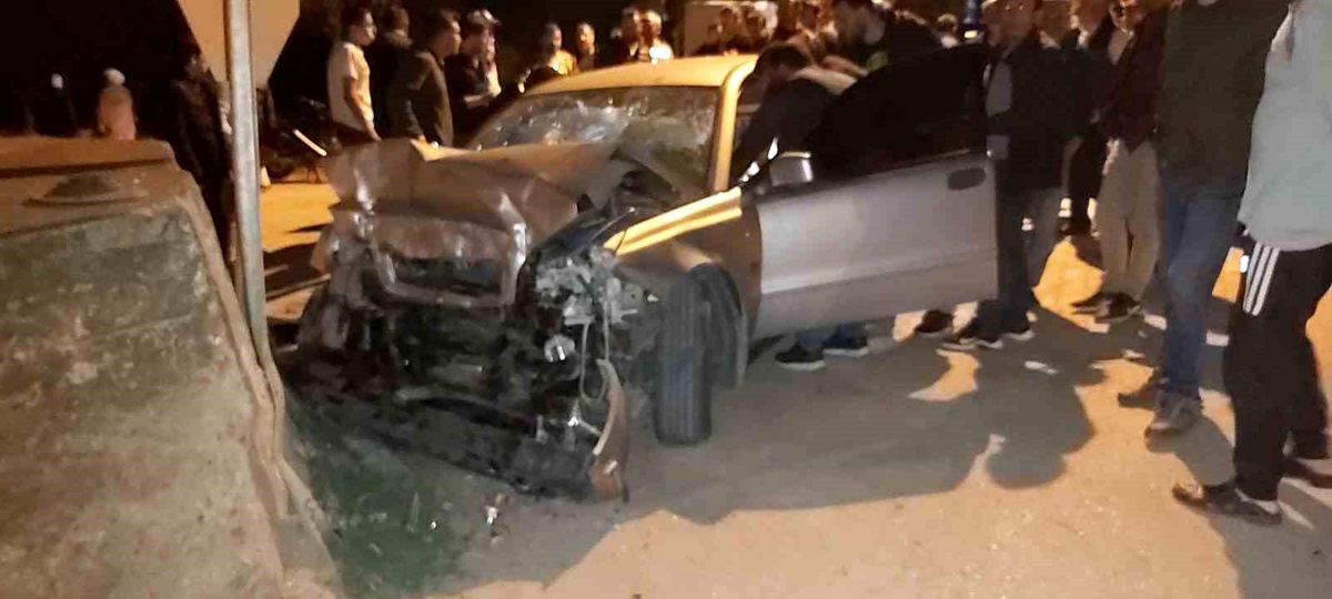 Bursa\'da Otomobil Beton Duvara Çarptı: 4 Yaralı