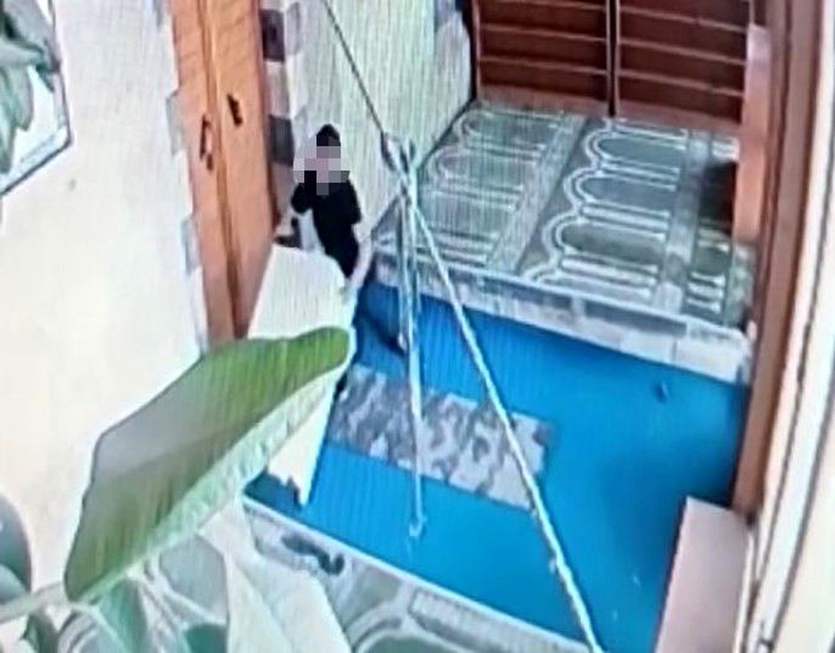 Gaziantep\'te hırsızlık girişimi sonrası şahıs yardım kasasının altında kalarak yaralandı