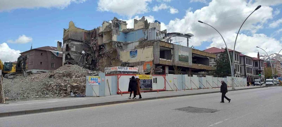 Erzurum\'un sembol yapılarından eski belediye binasının yıkımı tamamlanıyor