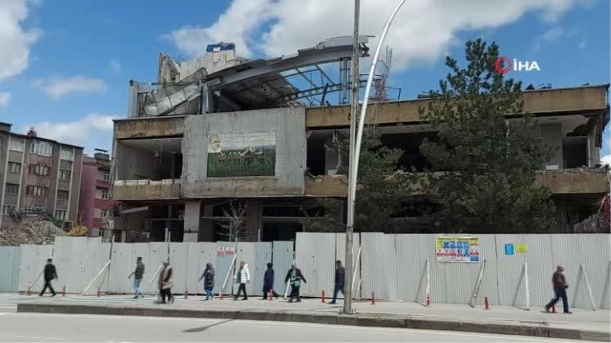 Erzurumda kentsel dönüşüm sürüyor: Eski belediye binasının yıkımında sona gelindi