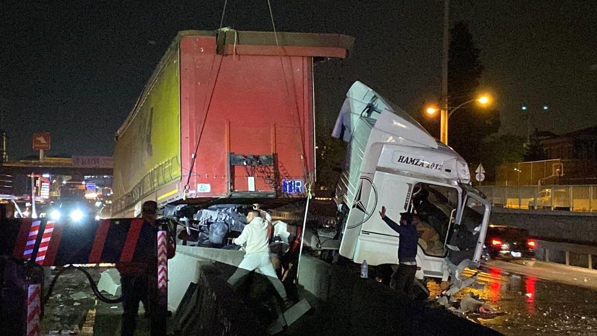 Kocaeli\'de Tır Kazası: Sürücü Şans Eseri Kurtuldu