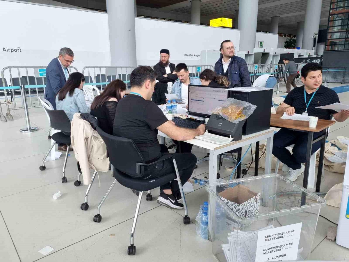 Yurt dışı seçmenlerinin İstanbul Havalimanı\'ndaki oyları sayıldı