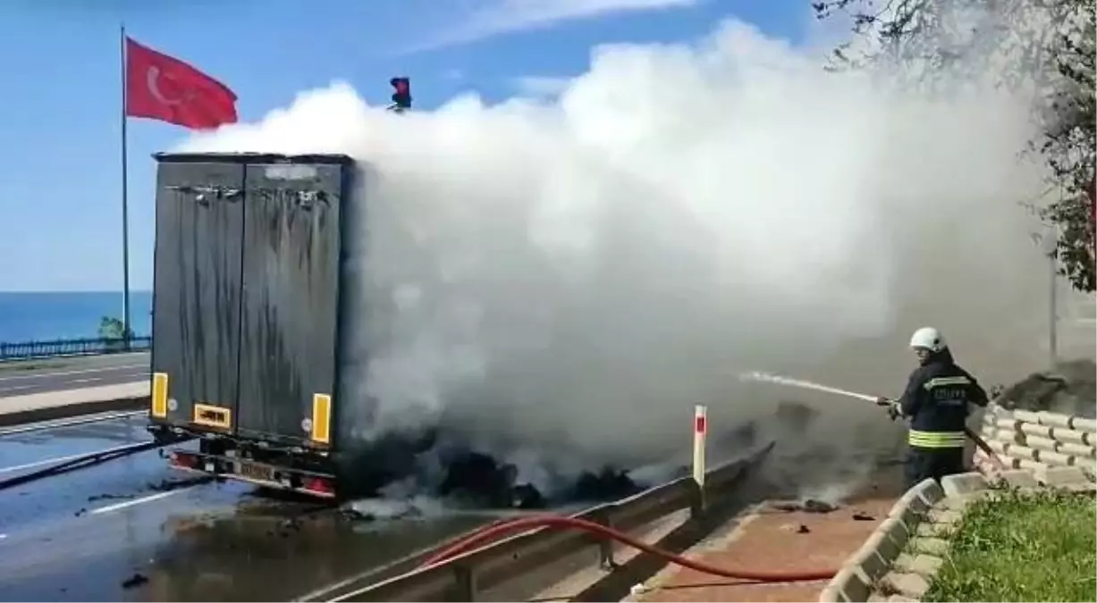 Tekstil yüklü tır Tekirdağ\'da yanarak küle döndü