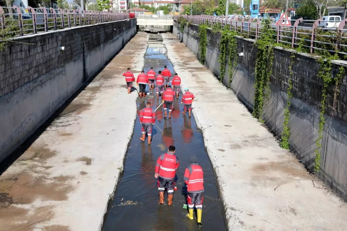 Kocasinan, ilçe genelindeki tüm kanalları temizleyip, ilaçlıyor