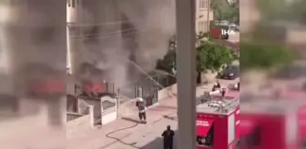 Konyada depodaki yatak ve bazalar yandı