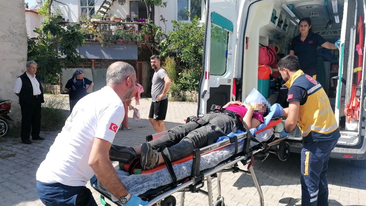 Antalya\'da Elektrikli Bisiklet ve Otomobil Çarpıştı: 15 Yaşındaki Genç Ağır Yaralandı