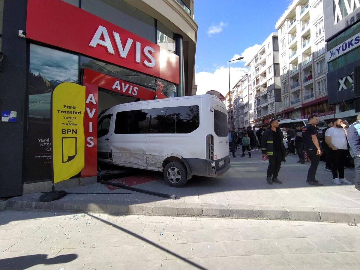 Van\'da otomobil ile minibüs çarpıştı: 7 yaralı