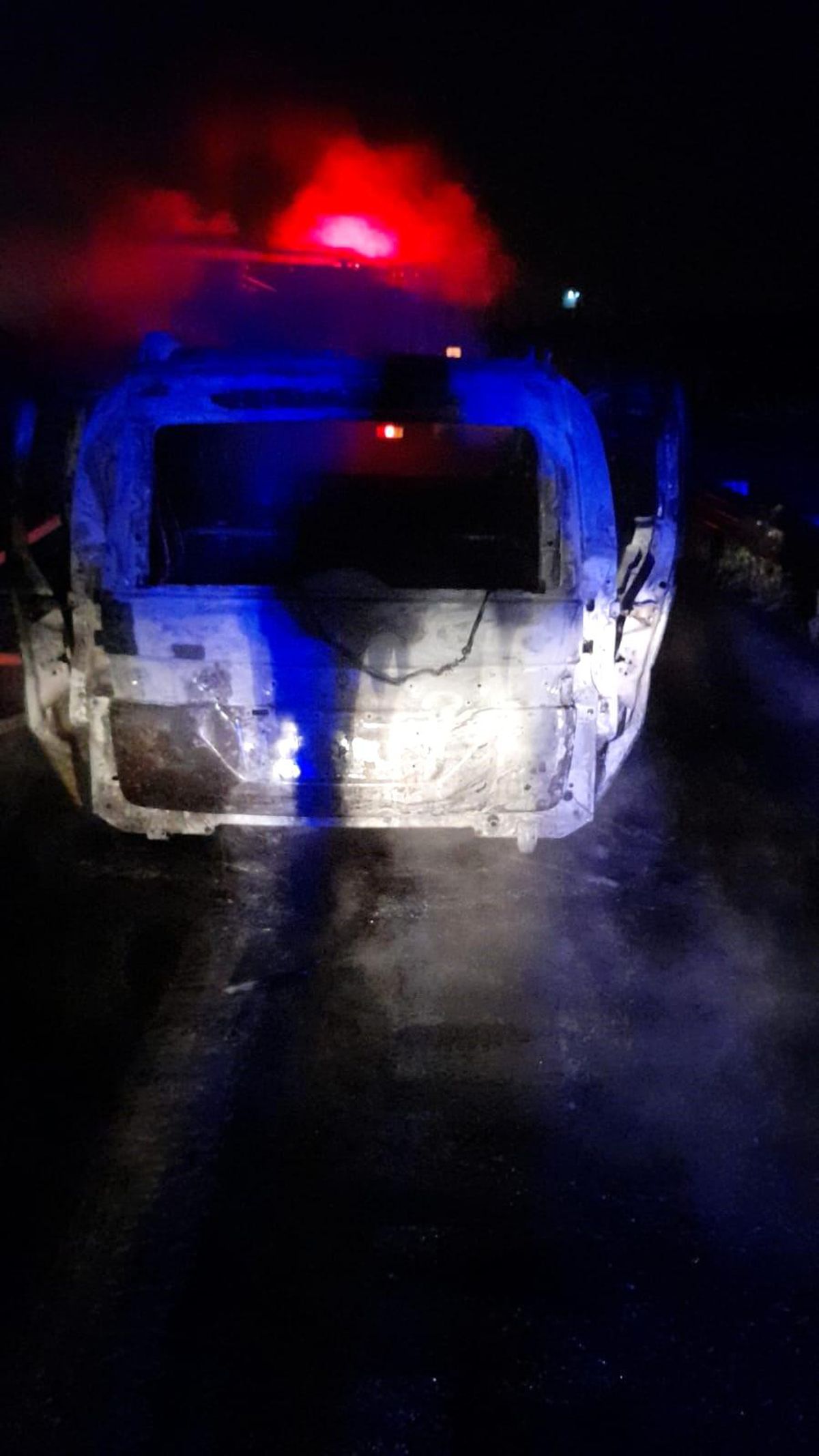 Mersin Tarsus ilçesi otoyolda hafif ticari araç yandı