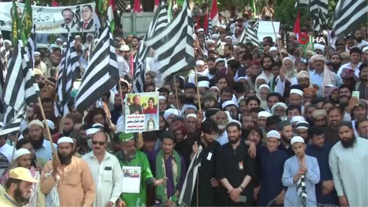 Pakistanda eski Başbakan Khanın serbest bırakılması protesto edildi