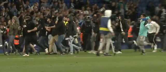 Saha bir anda savaş alanına döndü! Şampiyonluğu kutlayan Barcelonalı futbolcular canından olacaktı