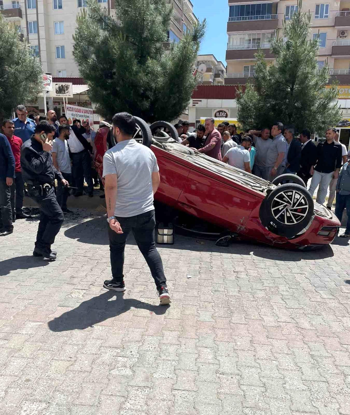 Diyarbakır\'da Otomobil Takla Attı: 1 Çocuk 3 Kişi Yaralandı