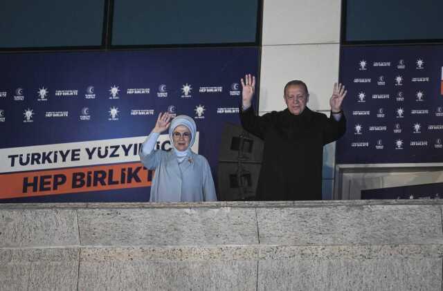Son Dakika: Cumhurbaşkanı Erdoğan, AK Parti Genel Merkezi'nde balkon konuşması yaptı: Açık ara öndeyiz Son Dakika: Cumhurbaşkanı Erdoğan, AK Parti Genel Merkezi'nde balkon konuşması yaptı: Açık ara öndeyiz