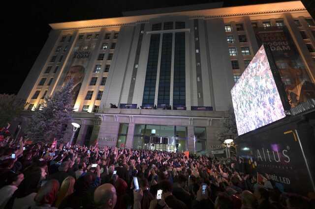 Son Dakika: Cumhurbaşkanı Erdoğan, AK Parti Genel Merkezi'nde balkon konuşması yaptı: Açık ara öndeyiz Son Dakika: Cumhurbaşkanı Erdoğan, AK Parti Genel Merkezi'nde balkon konuşması yaptı: Açık ara öndeyiz