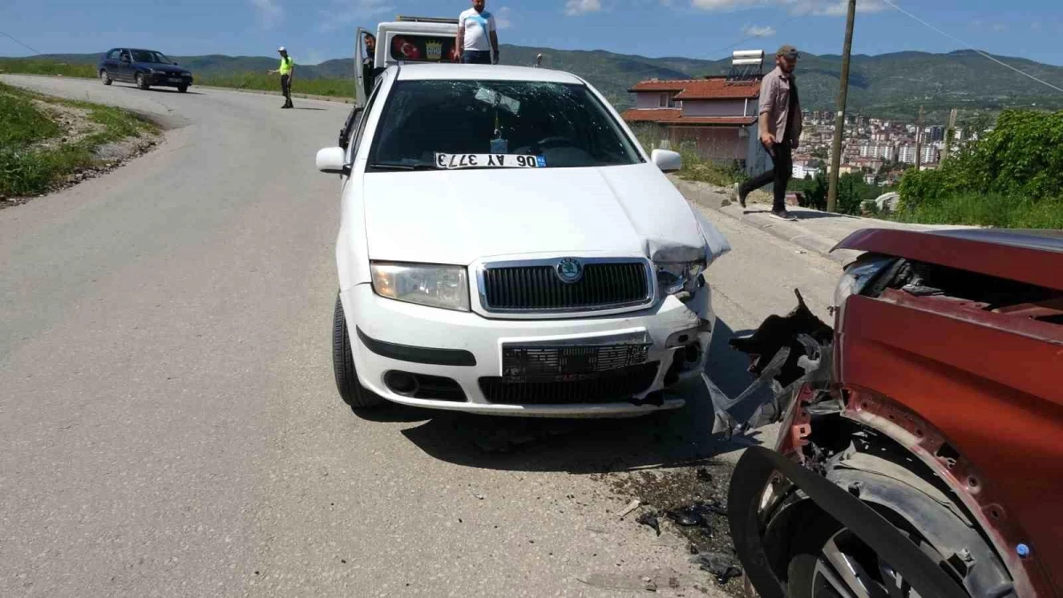 Tokatta Otomobil Çarpışması: 2si Çocuk 5 Kişi Yaralandı