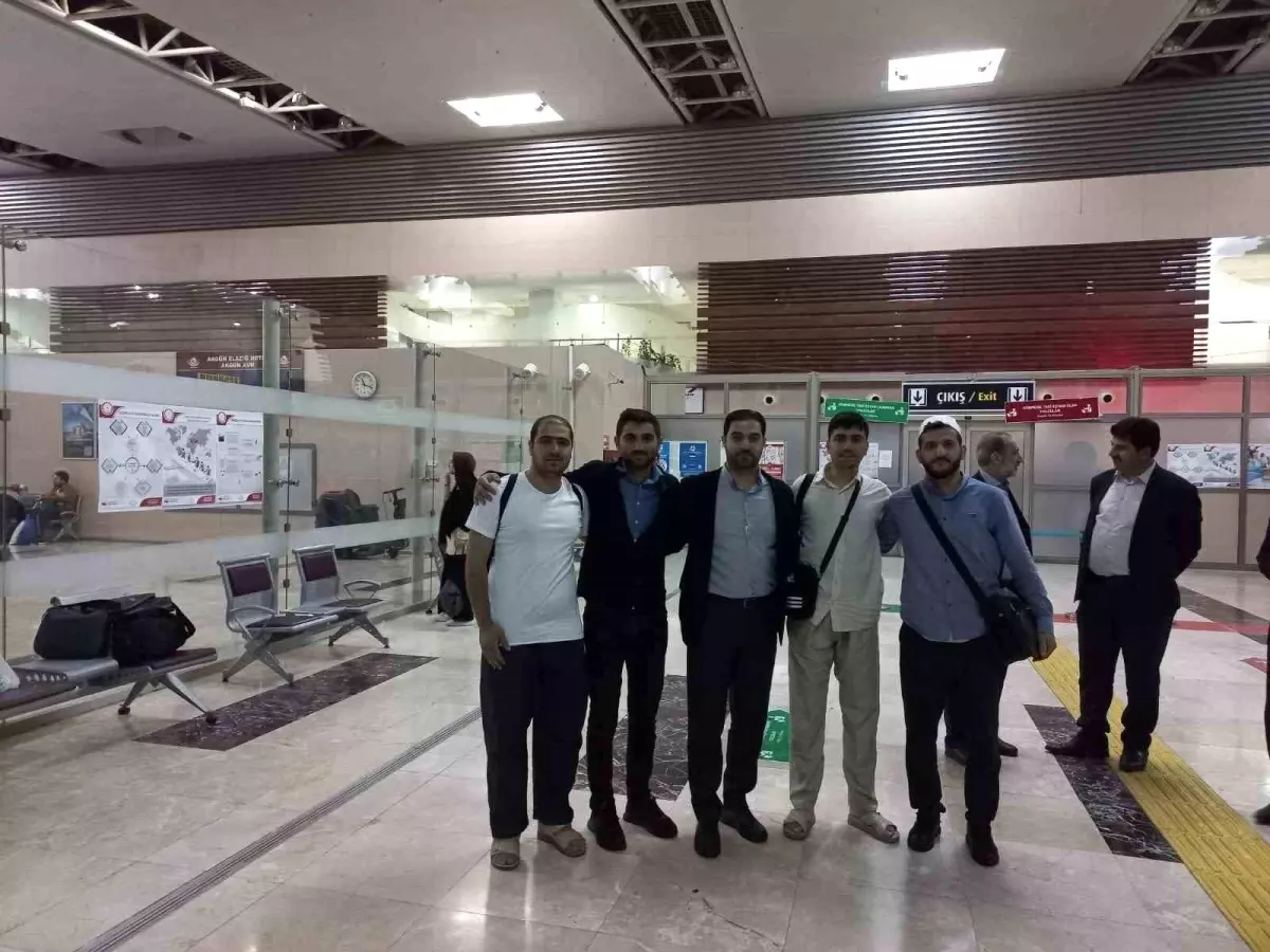 Üniversite öğrencileri için başlatılan umre programı tamamlandı