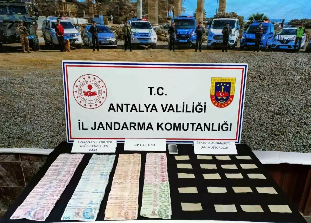 Antalya\'da Uyuşturucu Satışından 25 Bin 780 TL Ele Geçirildi