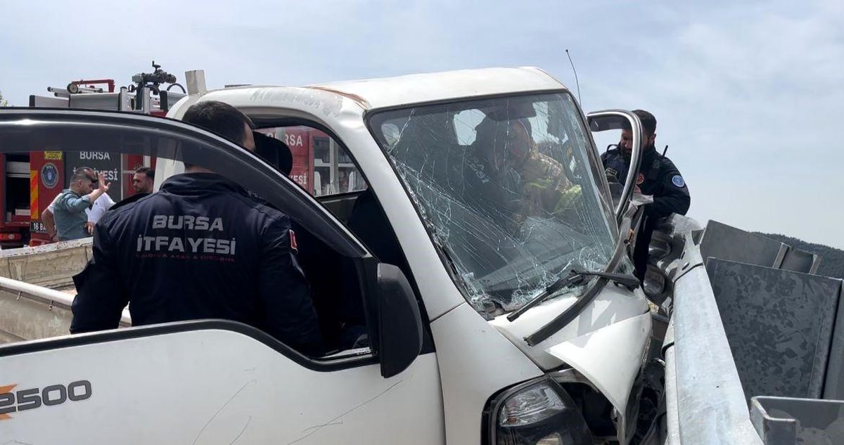 Bursa\'da Kamyonet Virajı Alamadı: Sürücü İtfaiye Ekiplerinin Yardımıyla Kurtarıldı
