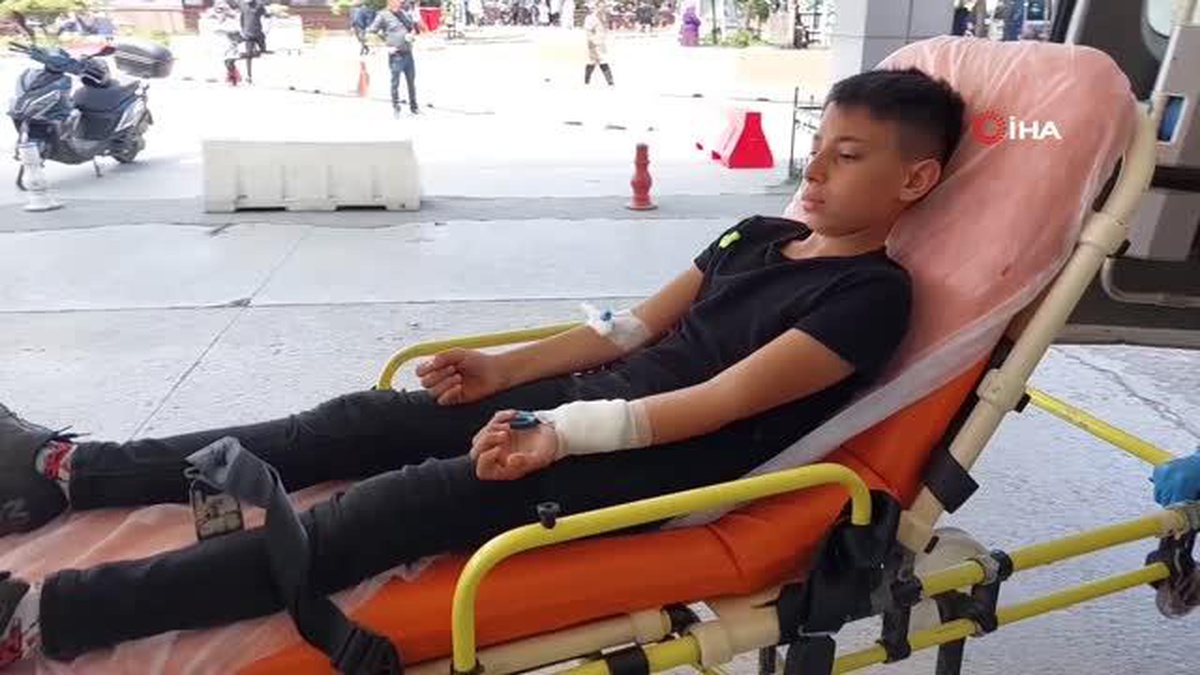 14 yaşındaki çocuk bileğine saplanan makasla hastaneye kaldırıldı