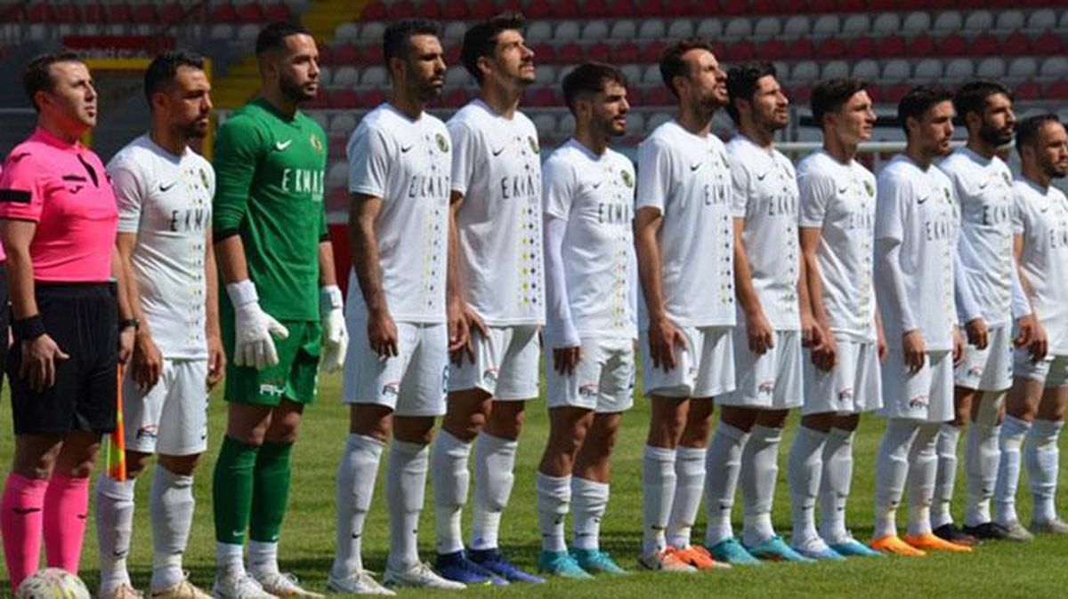 2.Lig\'de gol keyfi! Menemenspor maçın ilk 15 dakikasında Sivas Belediyespor filelerine 5 gol sığdırırken ilk yarıyı 8-0 ile önde kapattı