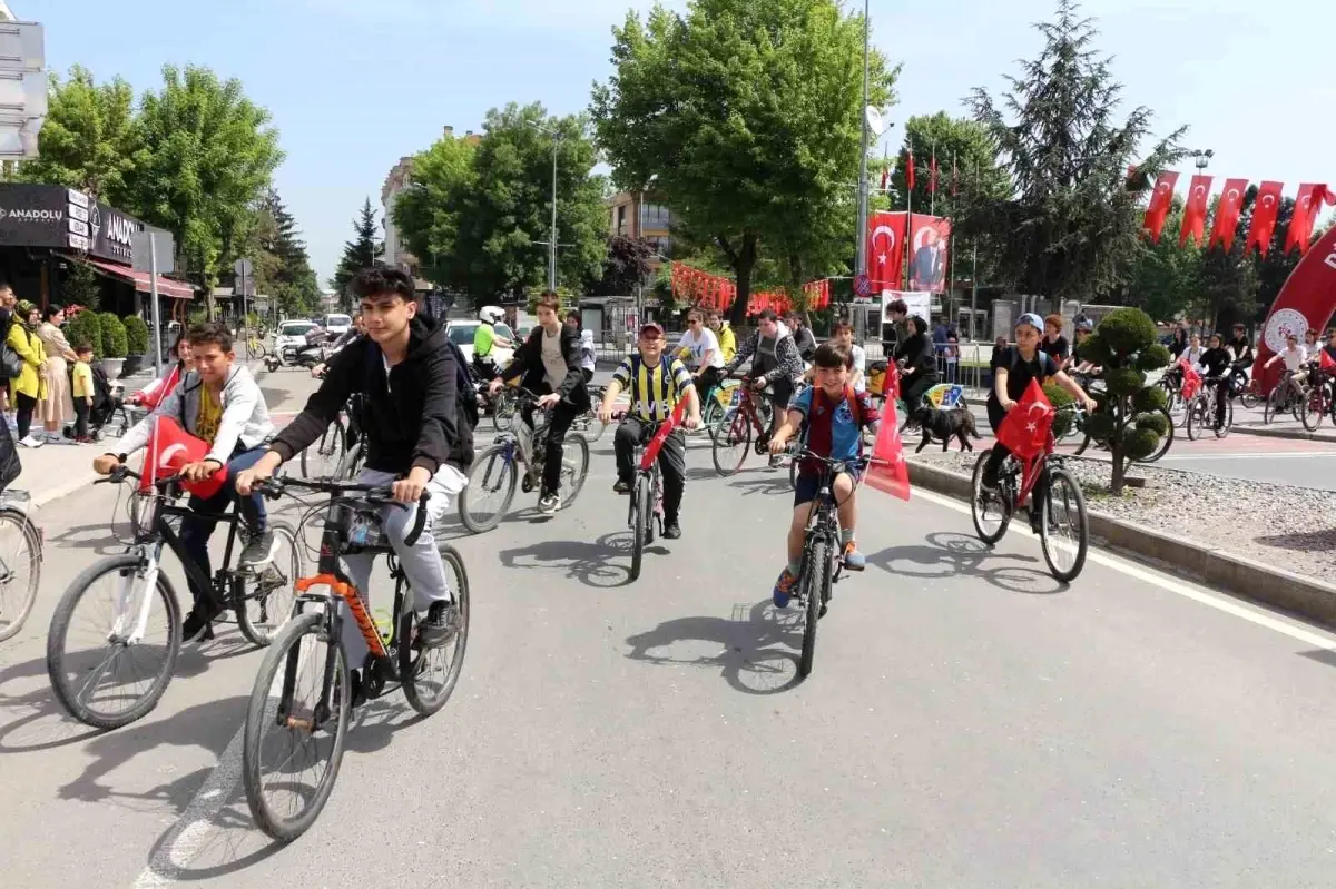 230 genç 8 kilometre pedal çevirdi