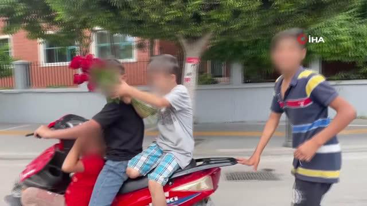 4 Çocuğun Elektrikli Motosiklette Tehlikeli Yolculuğu: Çek Her Yerde Paylaş