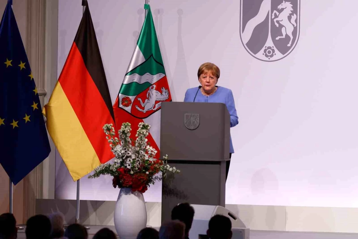 Almanyanın eski Başbakanı Angela Merkel devlet ödülü ile onurlandırıldı