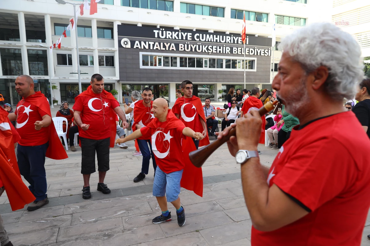 Antalya Büyükşehir\'den Özel Gençlere Davullu Zurnalı Asker Uğurlaması