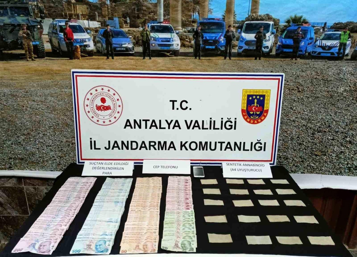 Antalya\'da 180 Firari Yakalandı, 53 Şüpheli Hakkında Adli İşlem Yapıldı