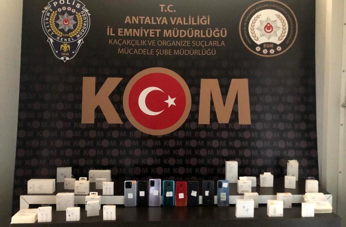 Antalya\'da Polis Operasyonu: Gümrük Kaçağı Elektronik Eşya ve Tütünler Ele Geçirildi