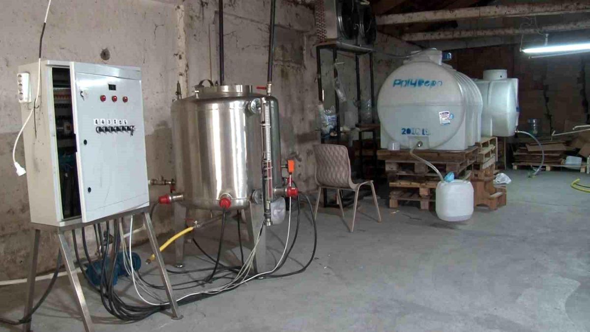 Arnavutköy\'de Sahte Alkol Üretimi Operasyonu: 5 Ton Sahte Alkol Ele Geçirildi