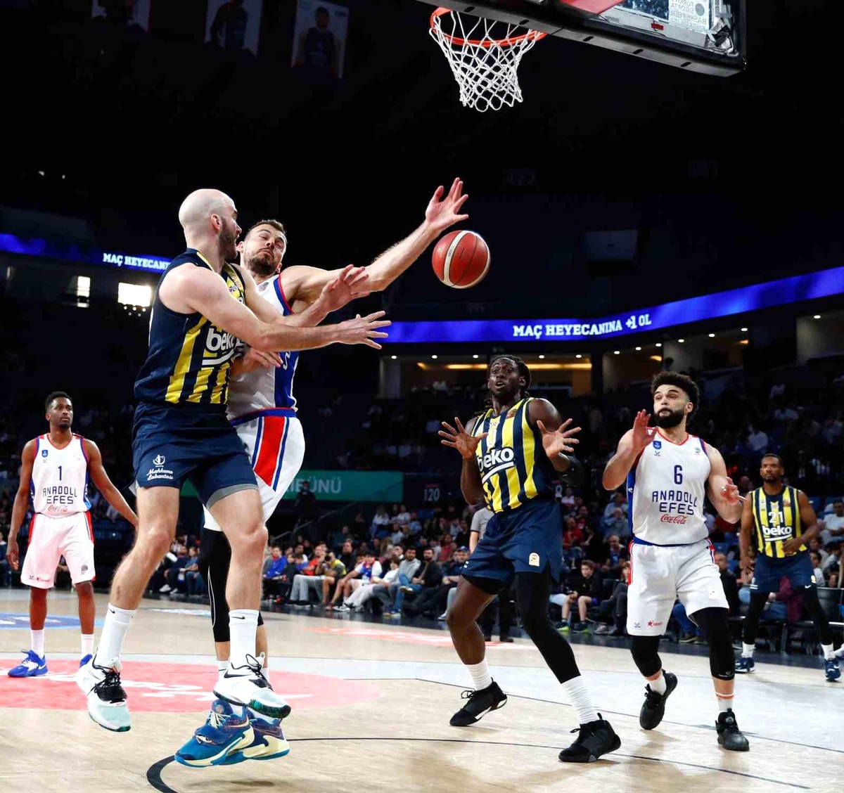 A.Efes, Fenerbahçe Beko\'yu 96-91 mağlup etti