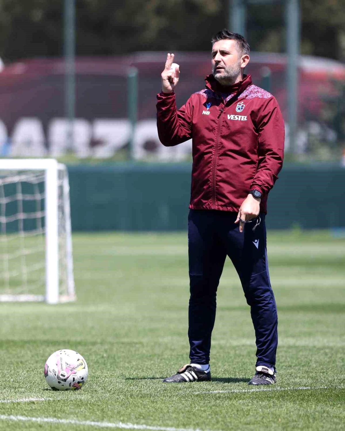 Trabzonspor, Fenerbahçe\'yi Kadıköy\'de mağlup ederek 26 yıllık hasrete son vermek istiyor