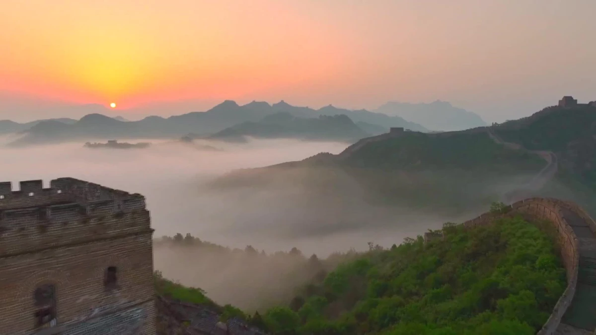 Çin Seddi Jinshanling kısmı bulutlar ve sisle kaplandı