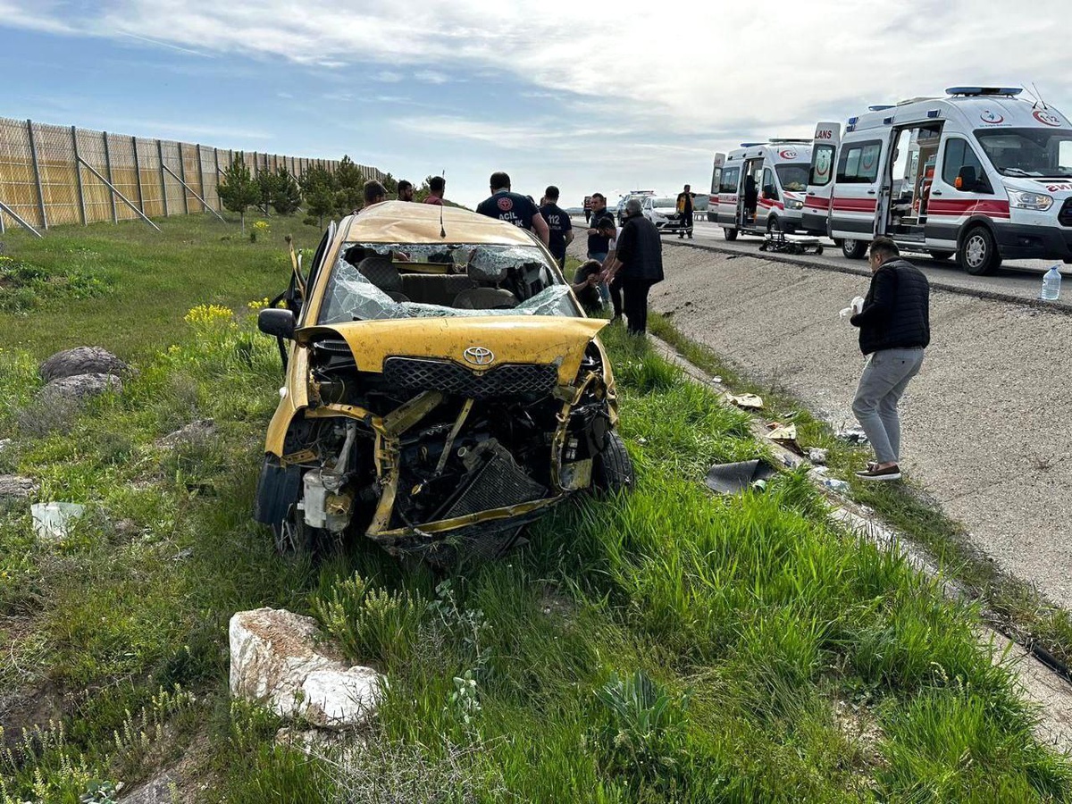 Hataya giden aile dönüş yolunda Sivasta trafik kazası